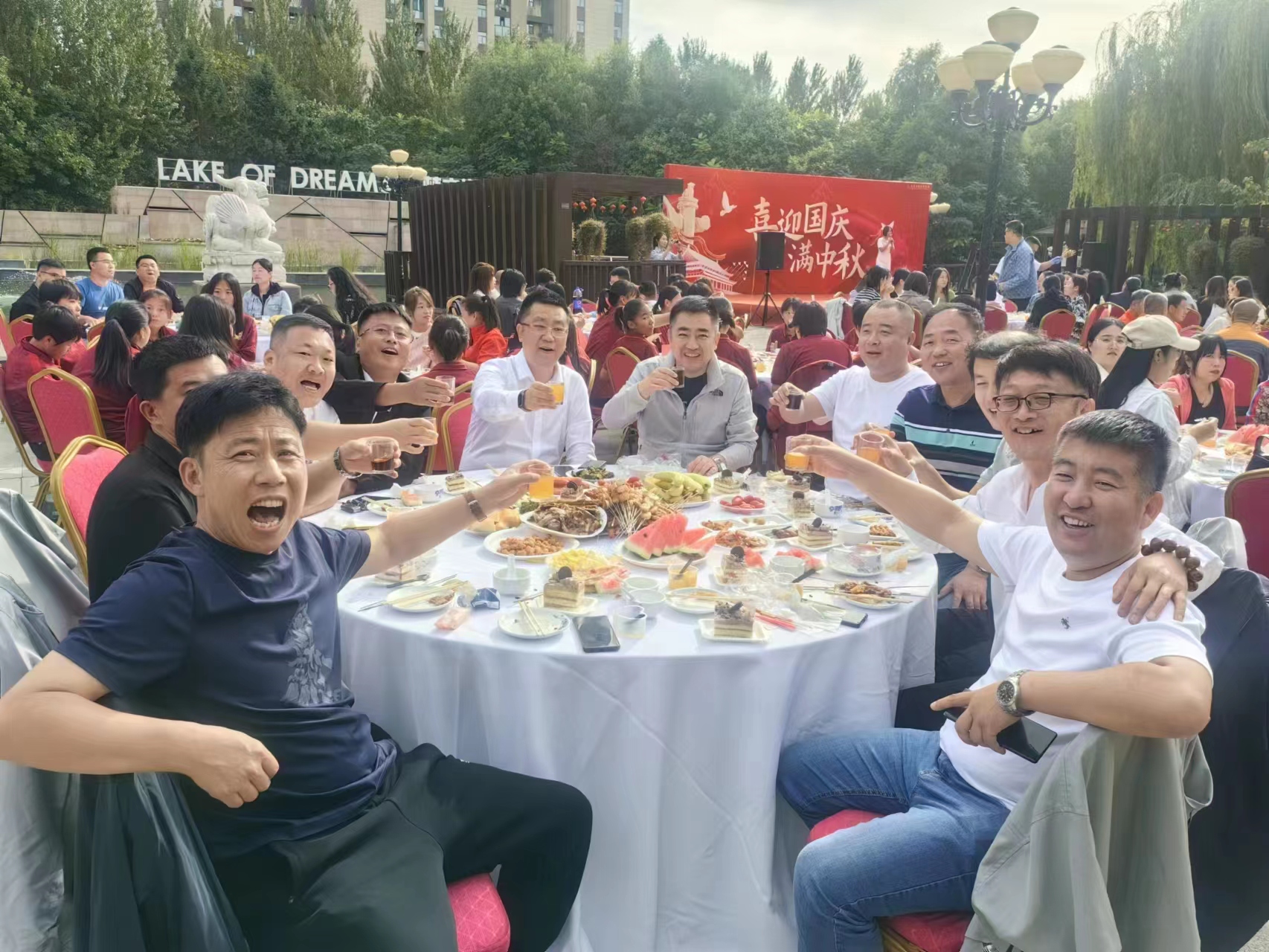 参加集团主办的《喜迎国庆 月满中秋》员工文艺汇演